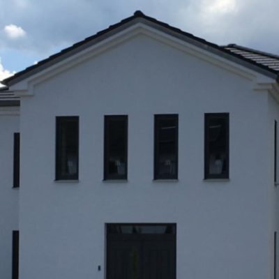 Renoviertes Gebäude mit frischem Putz